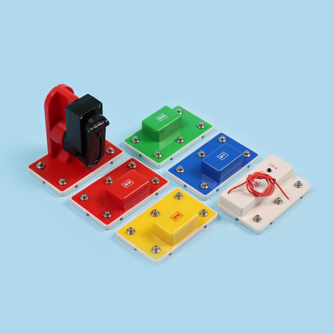 محتوى حقيبة إلكترونيات تعليمية تحتوي على أدوات لتنفيذ أكثر من 4000 تجربة واختراع لتنمية مهارات STEM للأطفال